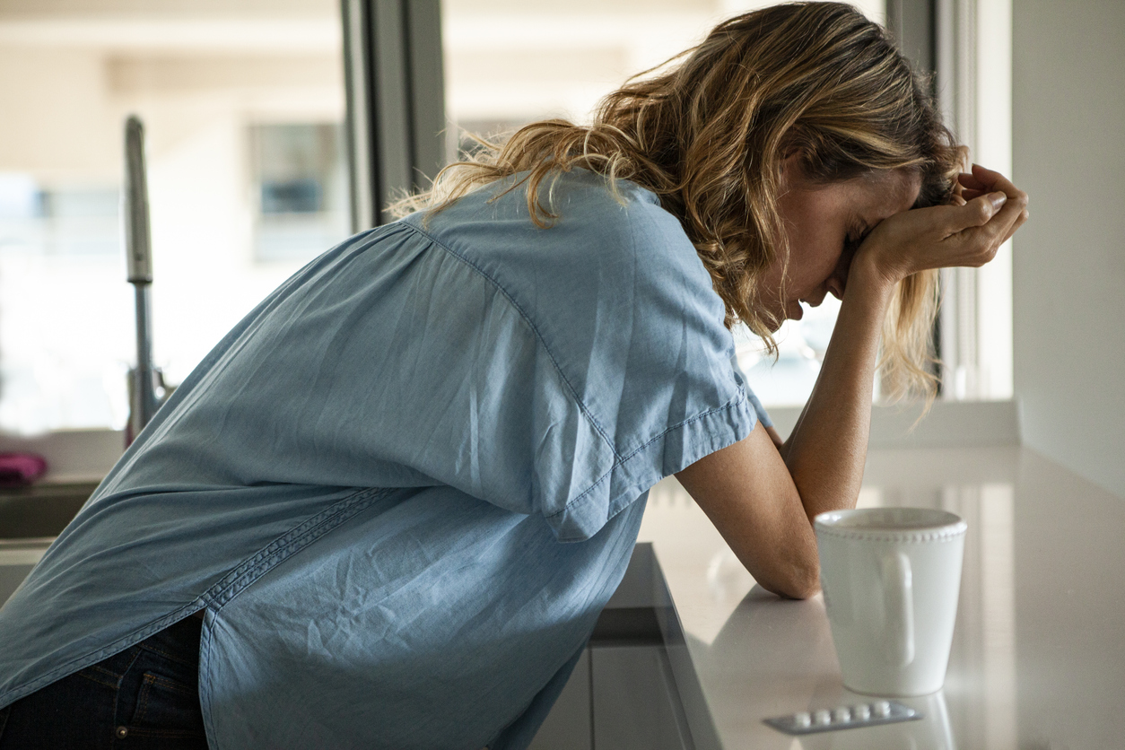 antidepresivos homeopatía mujer manos en la cabeza estresada frustrada