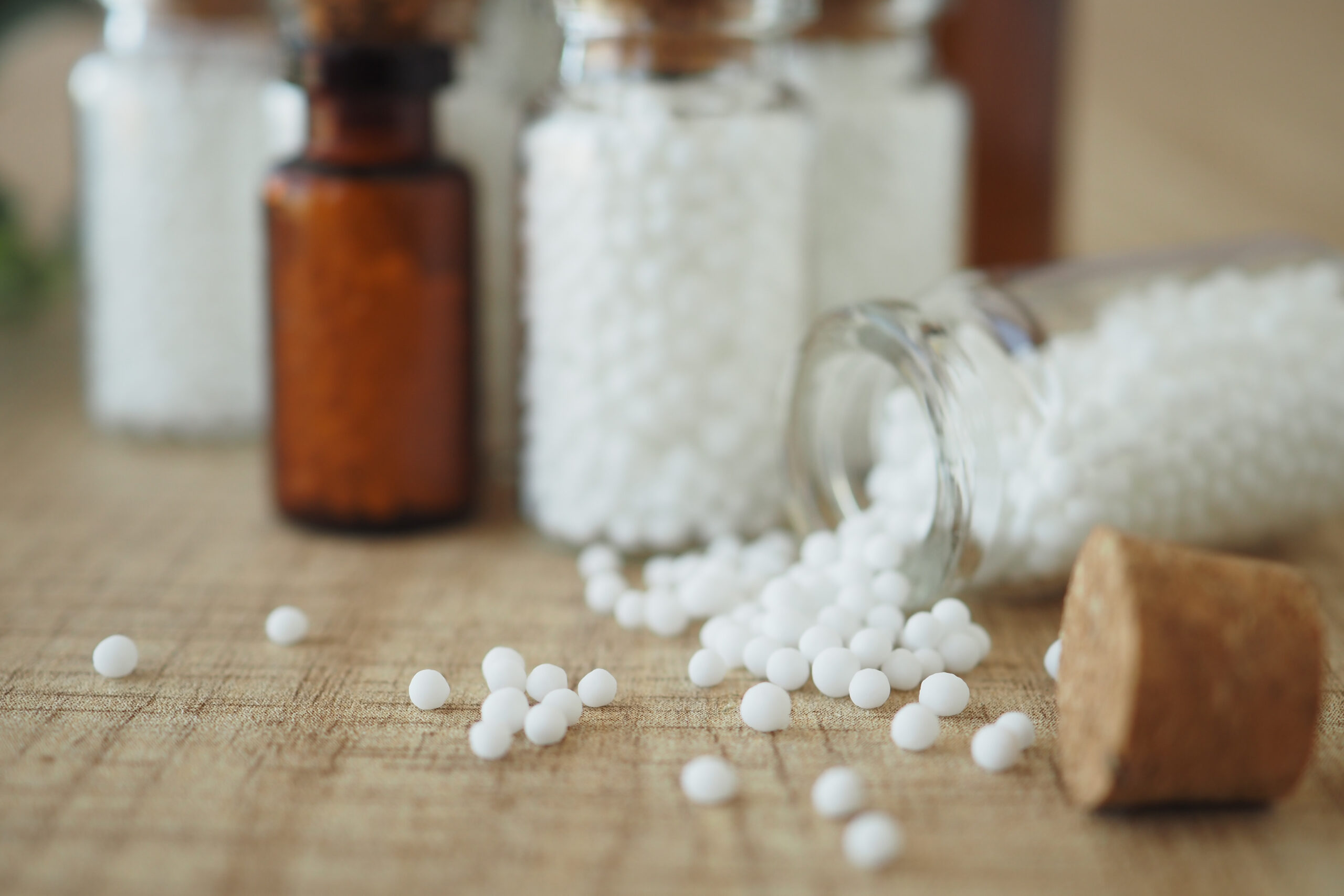 Imagen de varios frascos de granulos de homeopatia