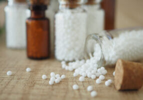 Imagen de varios frascos de granulos de homeopatia